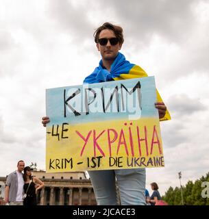 Berlino, Berlino, Germania. 11th giugno 2022. ''Elias, '' un sostenitore ucraino, ha un segno che dice, ''Crimea è Ucraina, '' durante una marcia attraverso Berlino, Germania, sabato 11 giugno 2022. (Credit Image: © Dominic Gwinn/ZUMA Press Wire) Foto Stock