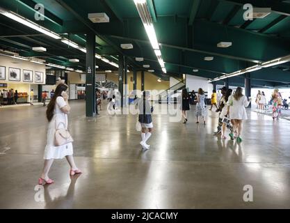 Elmont, Stati Uniti. 11th giugno 2022. I partecipanti camminano tra una gara e l'altra prima della corsa 154th dei Belmont Stakes a Elmont, New York, sabato 11 giugno 2022. Foto di John Angelillo/UPI Credit: UPI/Alamy Live News Foto Stock