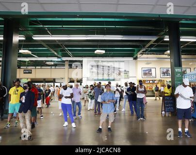 Elmont, Stati Uniti. 11th giugno 2022. I partecipanti attendono l'inizio di una gara prima della corsa 154th dei Belmont Stakes di Elmont, New York, sabato 11 giugno 2022. Foto di John Angelillo/UPI Credit: UPI/Alamy Live News Foto Stock