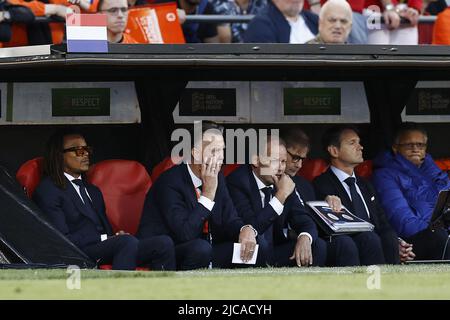 ROTTERDAM - (LR) l'assistente allenatore olandese Edgar Davids, l'allenatore olandese Louis van Gaal, l'assistente allenatore olandese Danny Blind, l'allenatore olandese Frans Hoek, durante la partita della UEFA Nations League tra Paesi Bassi e Polonia allo stadio Feyenoord il 11 giugno 2022 a Rotterdam, Paesi Bassi. ANP MAURICE VAN STEEN Foto Stock