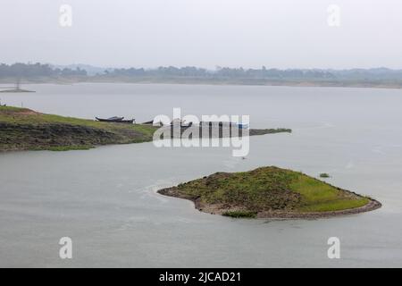 Foto del lago di Kaptai in un giorno piovoso. Questa foto è stata presa da Chittagong, Bangladesh Foto Stock