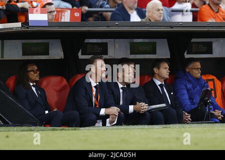 ROTTERDAM - (LR) l'assistente allenatore olandese Edgar Davids, l'allenatore olandese Louis van Gaal, l'assistente allenatore olandese Danny Blind, l'allenatore olandese Frans Hoek, durante la partita della UEFA Nations League tra Paesi Bassi e Polonia allo stadio Feyenoord il 11 giugno 2022 a Rotterdam, Paesi Bassi. ANP MAURICE VAN STEEN Foto Stock