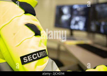 Il team addetto alla sicurezza guarda i monitor di sorveglianza TVCC. Foto Stock