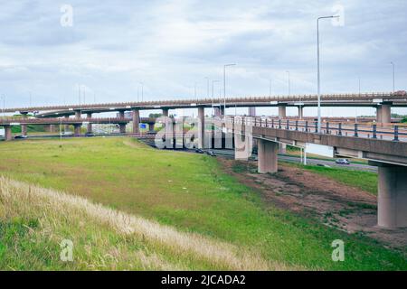 Famoso incrocio di autostrade, chiamato 'Prins Clausplein' vicino alla città di l'Aia, Paesi Bassi. Qui le autostrade A12 e A4 si incrociano. Foto Stock