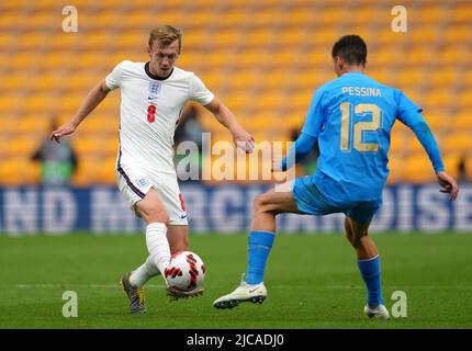 James Ward-Prowse in Inghilterra (a sinistra) e Matteo Pessina in Italia combattono per la palla durante la partita della UEFA Nations League allo stadio Molineux di Wolverhampton. Data foto: Sabato 11 giugno 2022. Foto Stock