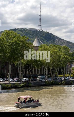 Tbilisi, Georgia - Maggio 17 2022: Vista generale del centro di Tbilisi e del fiume Kura Foto Stock