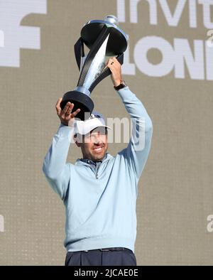 Vincitore individuale del South Africa Charl Schwartzel del Team Stinger GC, con il trofeo individuale LIV Golf Invitational, durante il terzo giorno della LIV Golf Invitational Series al Centurion Club, Hertfordshire. Data foto: Sabato 11 giugno 2022. Foto Stock