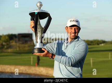 Vincitore individuale del South Africa Charl Schwartzel del Team Stinger GC, con il trofeo individuale LIV Golf Invitational, durante il terzo giorno della LIV Golf Invitational Series al Centurion Club, Hertfordshire. Data foto: Sabato 11 giugno 2022. Foto Stock