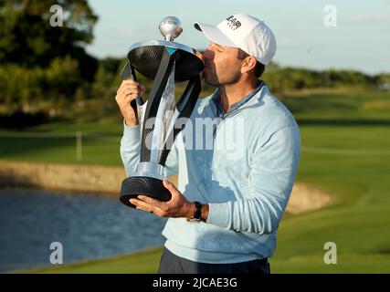 Vincitore individuale del South Africa Charl Schwartzel del Team Stinger GC, con il trofeo individuale LIV Golf Invitational, durante il terzo giorno della LIV Golf Invitational Series al Centurion Club, Hertfordshire. Data foto: Sabato 11 giugno 2022. Foto Stock