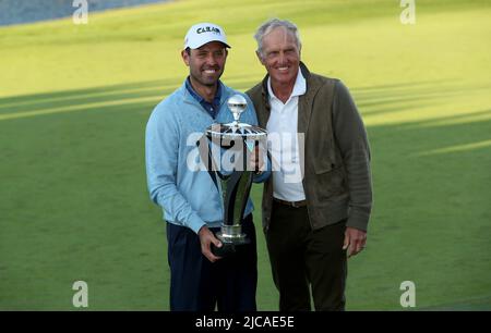 Vincitore individuale del South Africa Charl Schwartzel del Team Stinger GC, con il trofeo individuale di LIV Golf Invitational e il CEO di LIV Gold Greg Norman, durante il terzo giorno della LIV Golf Invitational Series al Centurion Club di Hertfordshire. Data foto: Sabato 11 giugno 2022. Foto Stock