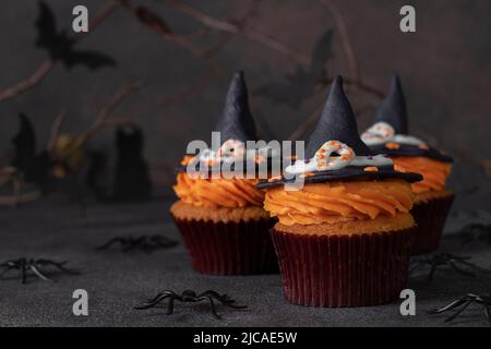 Halloween cupcakes decorato witch cappello di mastice. Dolci per i bambini in festa di Halloween Foto Stock