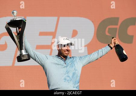 Vincitore individuale del South Africa Charl Schwartzel del Team Stinger GC, con il trofeo individuale LIV Golf Invitational, durante il terzo giorno della LIV Golf Invitational Series al Centurion Club, Hertfordshire. Data foto: Sabato 11 giugno 2022. Foto Stock