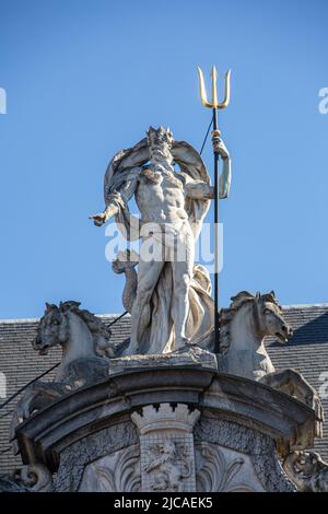 Statua di Poseidone nella città di Gand con sfondo blu Foto Stock