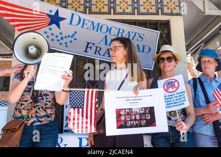 Gruppo di donne americane, di fronte a una bandiera, Democratici all'estero Francia. Una delle donne ha un poster con immagini delle diverse vittime, agli occhi del mondo, la morte dei bambini in Texas STA ONORANDO e SQUALIFICANDO gli Stati Uniti. Alessandria Ocaso-Cortez. Il Partito democratico si raduna all'estero per onorare le vittime dell'uccisione della Scuola elementare Robb a Uvalde, Texas, il 24 maggio 2022. Francia, Toulouse le 11 Juin 2022. Foto di Patricia Huchot-Boissier/ABACAPRESS.COM Foto Stock