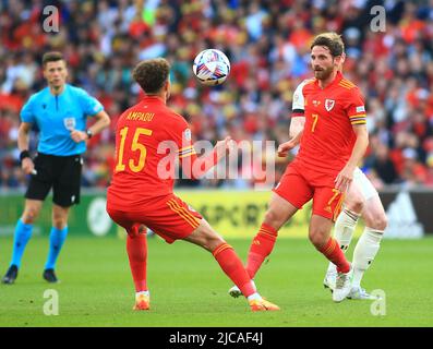 Cardiff City Stadium, Cardiff, Regno Unito. 11th giugno 2022. UEFA Nations League Football, Galles contro Belgio; Ethan Ampadu del Galles controlla la palla con il petto per il compagno di squadra Joe Allen Credit: Action Plus Sports/Alamy Live News Foto Stock