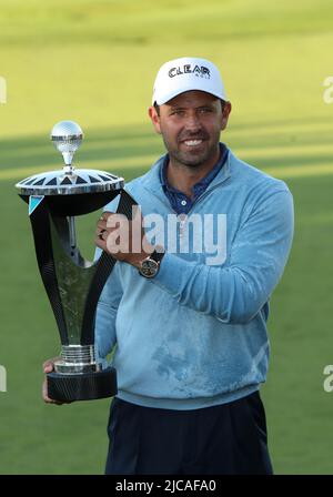 Vincitore individuale del South Africa Charl Schwartzel del Team Stinger GC, con il trofeo individuale LIV Golf Invitational, durante il terzo giorno della LIV Golf Invitational Series al Centurion Club, Hertfordshire. Data foto: Sabato 11 giugno 2022. Foto Stock