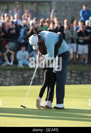 Londra, Regno Unito. 11th giugno 2022. Il sudafricano Charl Schwartzel con sua figlia vince il trofeo LIV inaugurale al Centurion Club di Hertfordshire sabato 11 giugno 2022. Schwartzel ha vinto $4 milioni per aver vinto l'evento e la sua squadra ha vinto anche gli Stingers. Foto di Hugo Philpott/UPI Credit: UPI/Alamy Live News Foto Stock