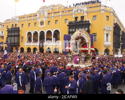 Decine di migliaia di devoti in processione che portano sulle loro spalle il Signore dei Miracoli (Señor de los Milagros) nella piazza principale di Lima. Ogni ottobre, negli ultimi 4 secoli, si svolge a Lima la più importante processione religiosa del Perù, e, si dice, la più massiccia manifestazione periodica religiosa del mondo. Foto Stock