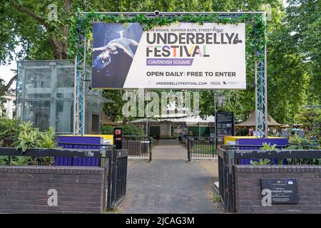 Piazza Cavendish con tavoli e sedie allestiti all'aperto sotto gazebo sotto il sole estivo. Londra Foto Stock