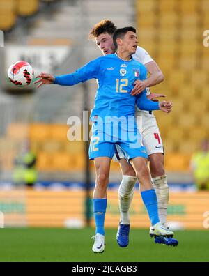 Matteo Pessina (a sinistra) in Italia e Declan Rice in Inghilterra combattono per la palla durante la partita della UEFA Nations League allo Stadio Molineux di Wolverhampton. Data foto: Sabato 11 giugno 2022. Foto Stock