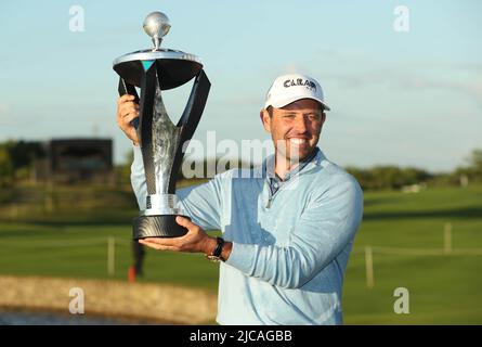 Vincitore individuale del South Africa Charl Schwartzel del Team Stinger GC, con il trofeo individuale LIV Golf Invitational, durante il terzo giorno della LIV Golf Invitational Series al Centurion Club, Hertfordshire. Data foto: Sabato 11 giugno 2022. Foto Stock