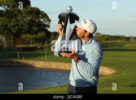 Vincitore individuale del South Africa Charl Schwartzel del Team Stinger GC, con il trofeo individuale LIV Golf Invitational, durante il terzo giorno della LIV Golf Invitational Series al Centurion Club, Hertfordshire. Data foto: Sabato 11 giugno 2022. Foto Stock