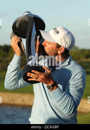 Vincitore individuale del South Africa Charl Schwartzel del Team Stinger GC, con il trofeo individuale LIV Golf Invitational, durante il terzo giorno della LIV Golf Invitational Series al Centurion Club, Hertfordshire. Data foto: Sabato 11 giugno 2022. Foto Stock