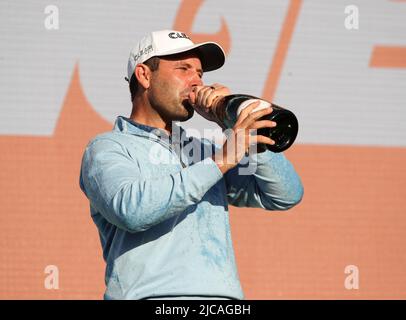 Vincitore individuale del South Africa Charl Schwartzel del Team Stinger GC, dopo aver vinto il trofeo individuale LIV Golf Invitational, durante il terzo giorno della LIV Golf Invitational Series al Centurion Club, Hertfordshire. Data foto: Sabato 11 giugno 2022. Foto Stock