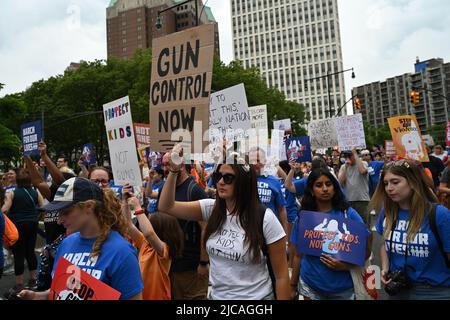 I manifestanti prendono parte alla protesta "Arch for Our Lives" il 11 giugno 2022 a New York. Foto Stock
