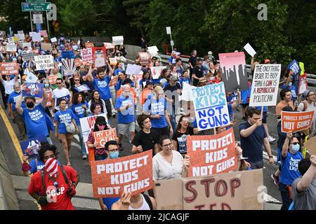 I manifestanti prendono parte alla protesta "Arch for Our Lives" il 11 giugno 2022 a New York. Foto Stock