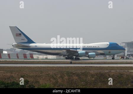 Air Force One, VC-25, con il Presidente Biden a bordo in partenza dall'Aeroporto Internazionale di Los Angeles, California, USA il 11 giugno 2022. Foto Stock