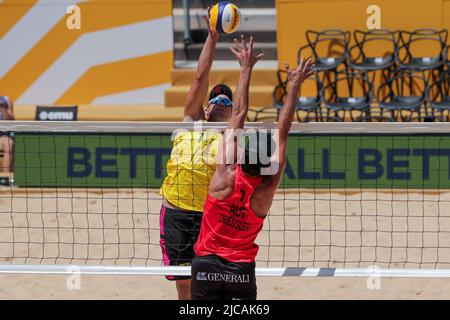 Roma, Italia. 11th giugno 2022. Andre/George (Brasile) vs Huber/Dressler (Austria) durante i Campionati del mondo di Beach Volley (day2), Beach Volley a Roma, Italia, Giugno 11 2022 Credit: Independent Photo Agency/Alamy Live News Foto Stock