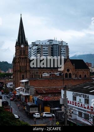 Medellin, Antioquia, Colombia - Marzo 6 2022: Vista della Cattedrale e della strada in città in un giorno nuvoloso Foto Stock