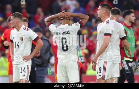 Cardiff, Regno Unito. 11th giugno 2022. Gli Youri Tielemans del Belgio e il Leander Dendoncker del Belgio sembrano abbattuti dopo una partita di calcio tra il Galles e la nazionale belga i Red Devils, sabato 11 giugno 2022 a Cardiff, Galles, la terza partita (su sei) nella Nations League A fase di gruppo. BELGA PHOTO VIRGINIE LEFOUR Credit: Belga News Agency/Alamy Live News Foto Stock