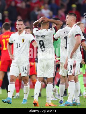 Cardiff, Regno Unito. 11th giugno 2022. Gli Youri Tielemans del Belgio e il Leander Dendoncker del Belgio sembrano abbattuti dopo una partita di calcio tra il Galles e la nazionale belga i Red Devils, sabato 11 giugno 2022 a Cardiff, Galles, la terza partita (su sei) nella Nations League A fase di gruppo. BELGA PHOTO VIRGINIE LEFOUR Credit: Belga News Agency/Alamy Live News Foto Stock