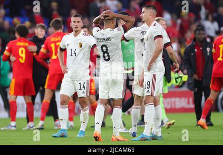 Cardiff, Regno Unito. 11th giugno 2022. Gli Youri Tielemans del Belgio e il Leander Dendoncker del Belgio sembrano abbattuti dopo una partita di calcio tra il Galles e la nazionale belga i Red Devils, sabato 11 giugno 2022 a Cardiff, Galles, la terza partita (su sei) nella Nations League A fase di gruppo. BELGA PHOTO VIRGINIE LEFOUR Credit: Belga News Agency/Alamy Live News Foto Stock