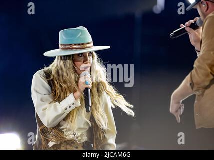 Lainey Wilson si esibisce durante il giorno 2 del CMA Fest 2022 al Nissan Stadium il 10 giugno 2022 a Nashville, Tennessee. (Foto di Amiee Stubbs/imageSPACE)/Sipa USA Foto Stock