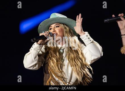 Lainey Wilson si esibisce durante il giorno 2 del CMA Fest 2022 al Nissan Stadium il 10 giugno 2022 a Nashville, Tennessee. (Foto di Amiee Stubbs/imageSPACE)/Sipa USA Foto Stock