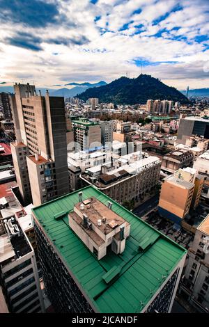 Collina di San Cristobal, vista dal centro di Santiago Foto Stock