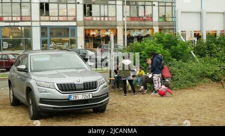 Immigranti rifugiati Ucraina detenzione Zingari Zingari accampamento persone famiglia bambini passeggini Roma madre collocamento a Brno stazione ferroviaria Ucraina Foto Stock