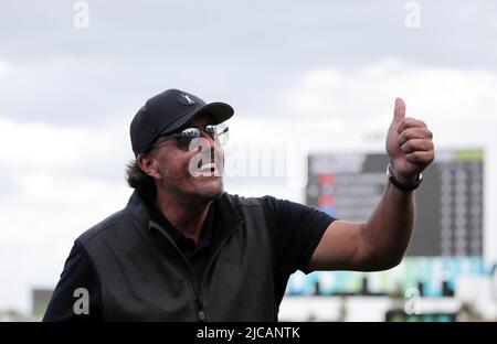 Londra, Regno Unito. 11th giugno 2022. American Phil Mickelson nell'ultimo giorno del trofeo LIV inaugurale al Centurion Club di Hertfordshire sabato 11 giugno 2022. Schwartzel ha vinto $4 milioni per aver vinto l'evento e la sua squadra ha vinto anche gli Stingers. Foto di Hugo Philpott/UPI Credit: UPI/Alamy Live News Foto Stock