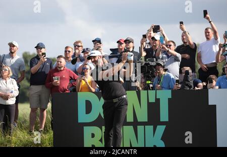 Londra, Regno Unito. 11th giugno 2022. American Dustin Johnson nell'ultimo giorno del trofeo LIV inaugurale al Centurion Club di Hertfordshire sabato 11 giugno 2022. Schwartzel ha vinto $4 milioni per aver vinto l'evento e la sua squadra ha vinto anche gli Stingers. Foto di Hugo Philpott/UPI Credit: UPI/Alamy Live News Foto Stock