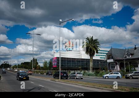 Osorno, Cile - Febbraio 2020: Autostrada, casinò e palme. Vista del Casino Marina del Sol Osorno e Avenida Republica strada. Foto Stock