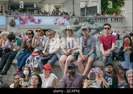 Centinaia partecipano al concerto all'aperto gratuito BMW Classics 2022A a Trafalgar Square, Londra, Regno Unito. – 11 giugno 2022. Foto Stock