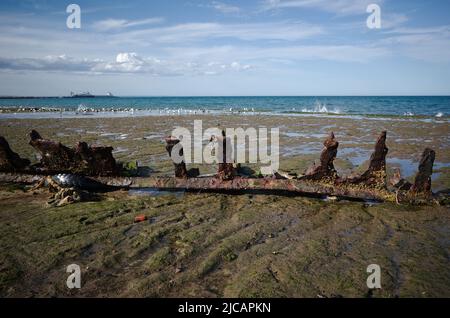 Pezzo di metallo arrugginito rimane dalla nave sulla costa dell'Oceano Atlantico vicino a Puerto Madryn, Chubut, Patagonia, Argentina. Pezzo di metallo anticorrosione Foto Stock