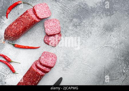 Salame con ingredienti, su sfondo tavola in pietra grigia, vista dall'alto, con spazio per la copia del testo Foto Stock
