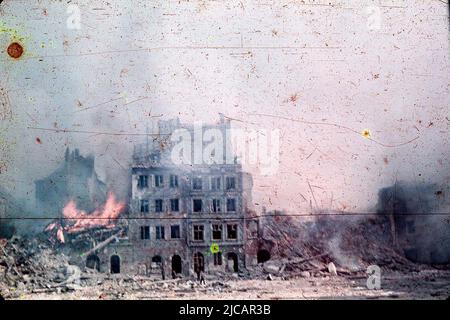 Le rovine di Varsavia. Varsavia fu gravemente danneggiata nel 1939. Nel 1944 la famosa rivolta di Varsavia fu un grande e serio tentativo di combattere gli occupanti nazisti. La risposta tedesca era intransigente e violenta e, una volta sconfitto l'esercito polacco, la città fu sistematicamente distrutta. L'autore Ewa Faryaszewska è stato corporale nell'esercito domestico polacco e ha girato questa rara foto a colori di Agfacolor durante l'insurrezione di Varsavia. Foto Stock