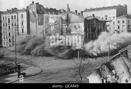 Le rovine di Varsavia. Varsavia fu gravemente danneggiata nel 1939. Nel 1944 la famosa rivolta di Varsavia fu un grande e serio tentativo di combattere gli occupanti nazisti. La risposta tedesca era intransigente e violenta e, una volta sconfitto l'esercito polacco, la città fu sistematicamente distrutta. Foto Stock