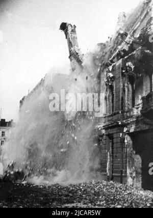 Le rovine di Varsavia. Varsavia fu gravemente danneggiata nel 1939. Nel 1944 la famosa rivolta di Varsavia fu un grande e serio tentativo di combattere gli occupanti nazisti. La risposta tedesca era intransigente e violenta e, una volta sconfitto l'esercito polacco, la città fu sistematicamente distrutta. Foto Stock