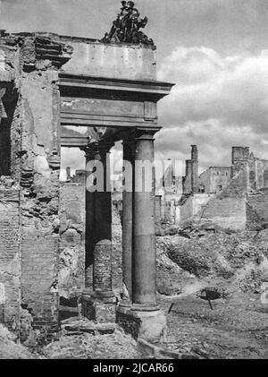 Le rovine di Varsavia. Varsavia fu gravemente danneggiata nel 1939. Nel 1944 la famosa rivolta di Varsavia fu un grande e serio tentativo di combattere gli occupanti nazisti. La risposta tedesca era intransigente e violenta e, una volta sconfitto l'esercito polacco, la città fu sistematicamente distrutta. Foto Stock